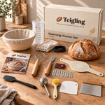 Teigling Box mit allen Teilen des Sets und frischem Sauerteigbrot