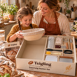 Mutter und Tochter packen das Teigling Set aus
